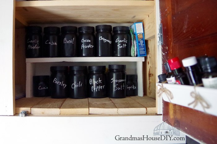 organize um armrio de especiarias com frascos de pedreiro