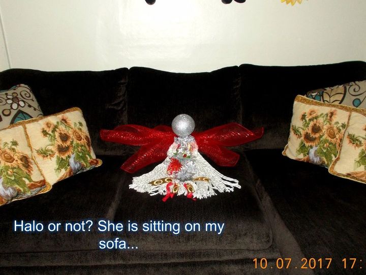 boneca de anjo usando um esfrego