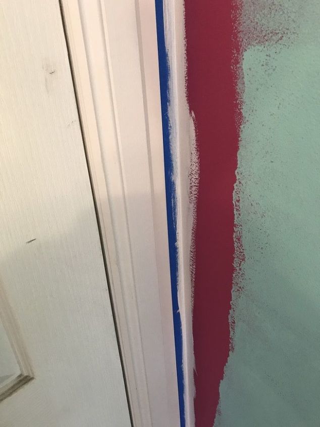 um truque simples para obter um acabamento de pintura profissional em uma parede, Parede cortada e colada pronta para acabamento