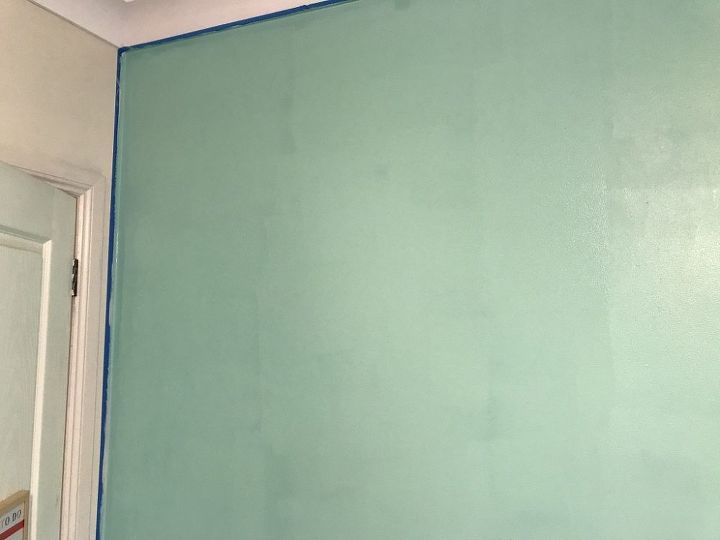 un sencillo truco para conseguir un acabado de pintura profesional en una pared