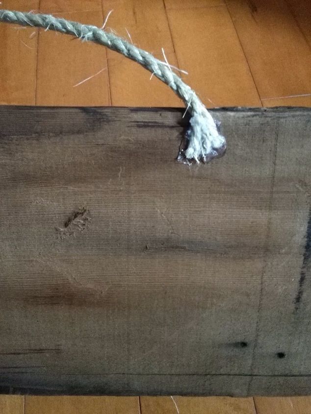 cartel de cuerda hecho con tablones de cedro recuperados