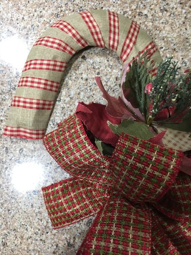 candy cane door hanger in less than 10 minutes