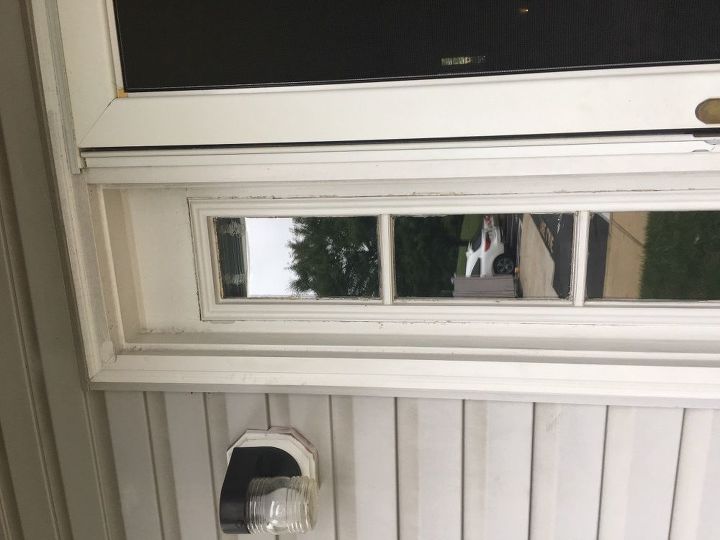 limpe a calafetagem da janela do lado de fora