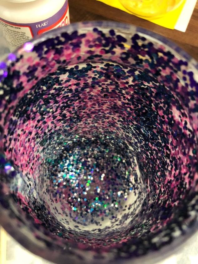 tarro de gelatina con purpurina repurposing jars