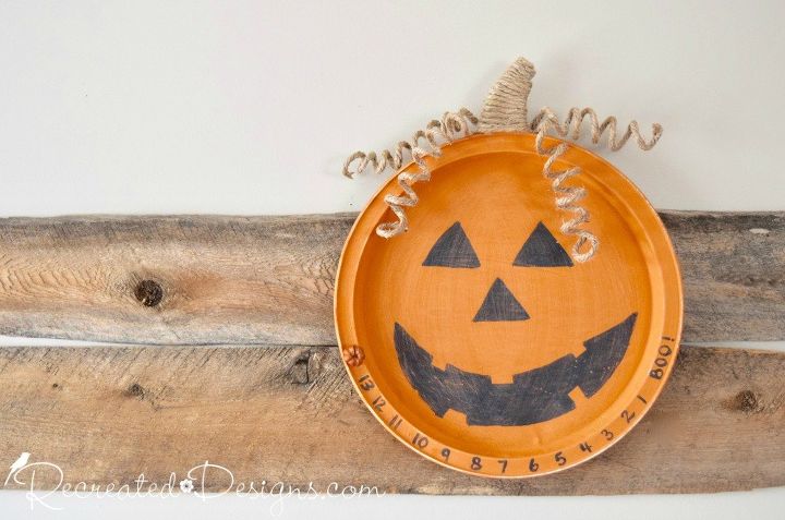 divertida cuenta atrs de halloween hecha con una vieja bandeja de metal