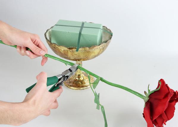 how to make a rose centerpiece