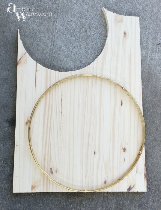bandeja de madeira lazy susan usando uma pea de luminria de mesa recuperada