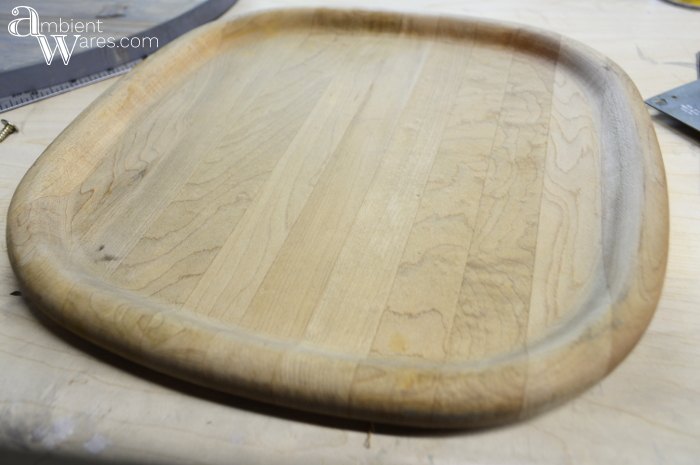 bandeja de madeira lazy susan usando uma pea de luminria de mesa recuperada
