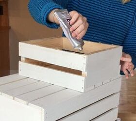 paso a paso convierte las cajas en las piezas perfectas para tu hogar, Paso 3 Aplica E600 a la parte inferior de la mitad de la caja