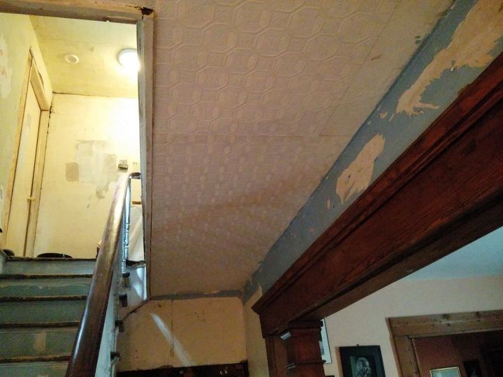 atualizao do projeto em andamento fixer upper part two, o topo das escadas e o antigo teto de gesso