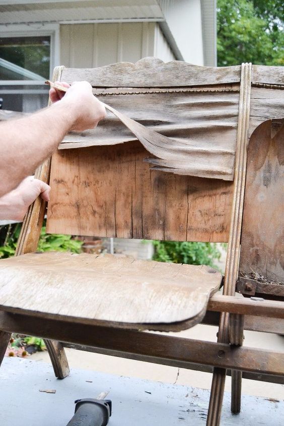 las sillas de madera deformadas y rotas se convierten en arte de pared para la