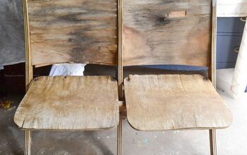 Las sillas de madera deformadas y rotas se convierten en arte de pared para la entrada