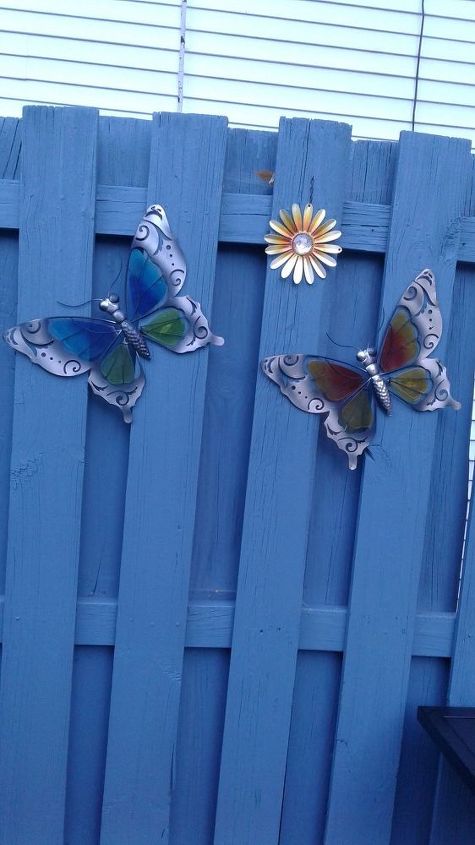 cmo decorar nuestra valla sencilla, Las mariposas y la flor comienzan