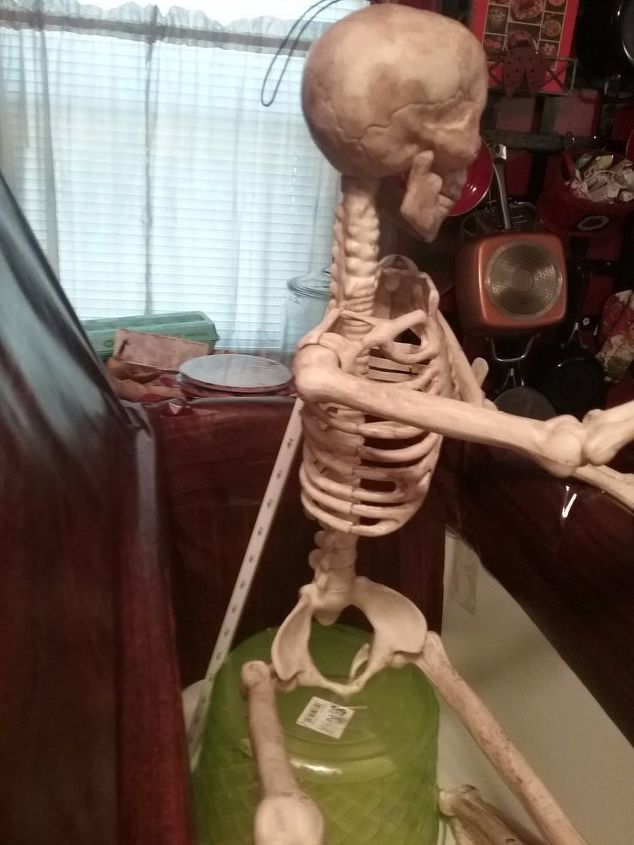 exposio de esqueleto de halloween, Uma haste de pl stico para segur lo no alto