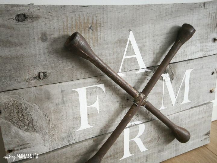 cartel de estilo de granja hecho con una llave de tuercas y madera de palet