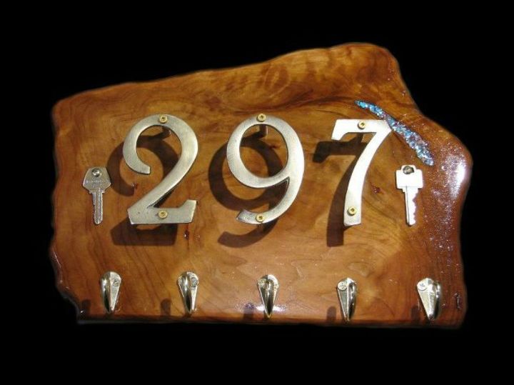 10 genius things people do with their old keys, They use them to decorate a number sign