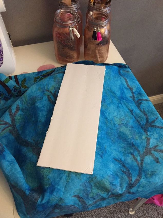 si puedes envolver un regalo puedes hacer una funda para tu mquina de coser, Pegar a la tela
