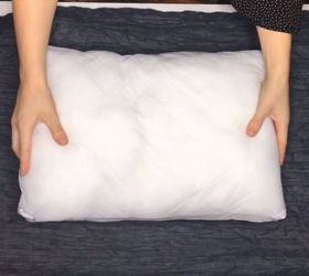 3 maneras fciles de actualizar tus almohadas para que tengan un aspecto de alta gama, Paso 1 Coloque su bufanda en posici n horizontal y coloque la almohada