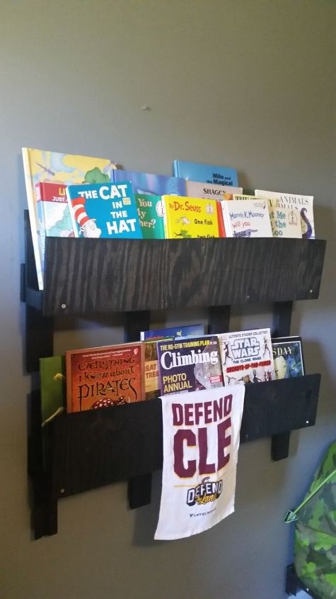 estantes de madera para libros en la pared