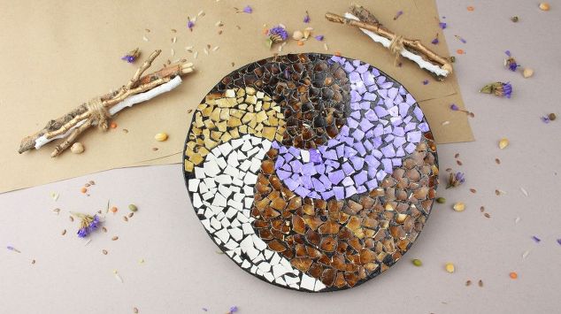 proyectos baratos de bricolaje, Decoraci n de pared con mosaico de c scara de huevo
