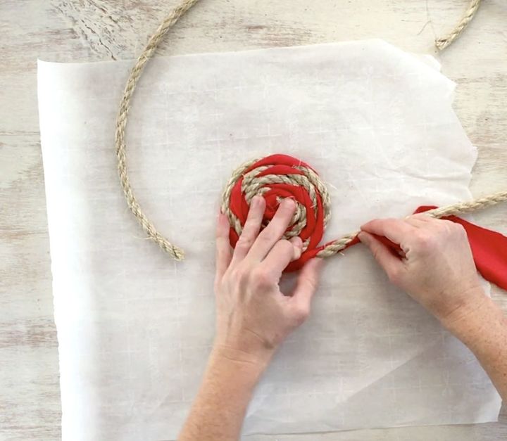 3 proyectos creativos de alfombras que nadie ms tiene, Paso 3 Enrollar la cuerda con spandex