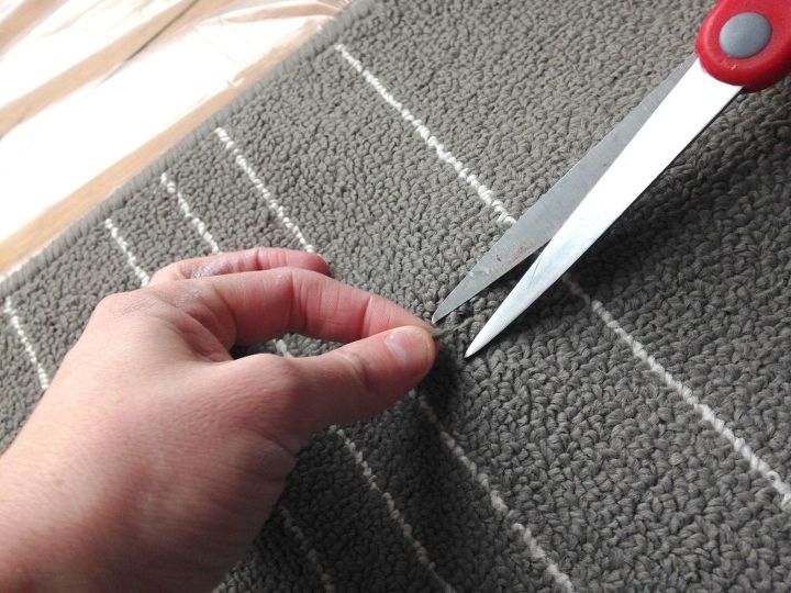 3 proyectos creativos de alfombras que nadie ms tiene, Paso 1 Limpia tu alfombra y corta los hilos sueltos