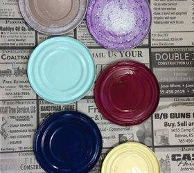 adornos de tapas de latas, Pintar las tapas de diferentes colores