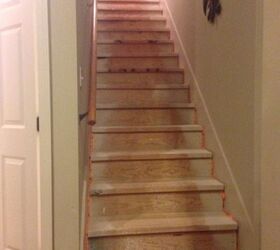 como reemplazar escaleras de alfombra con madera dura, Quitar la moqueta