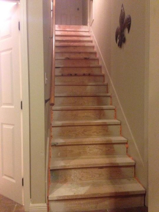 como substituir escadas de carpete por madeira dura, retire o tapete