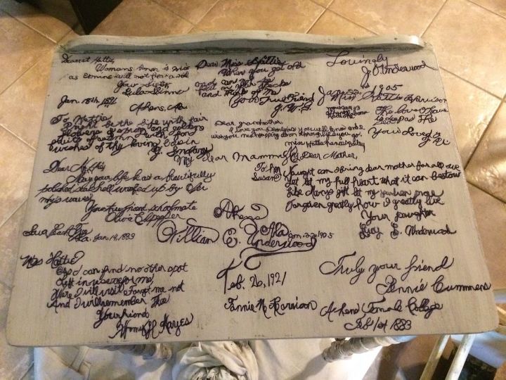 mesa antigua con cartas del pasado