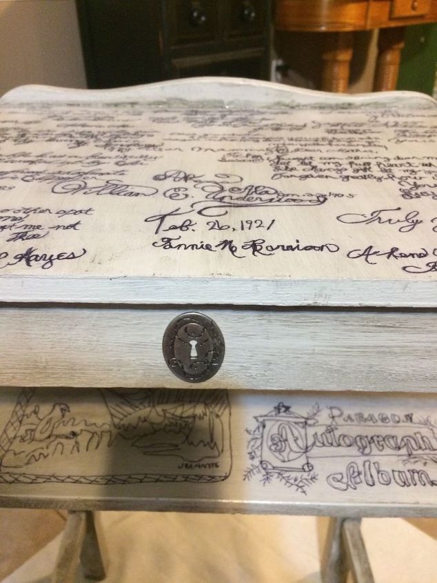 mesa velha com cartas do passado