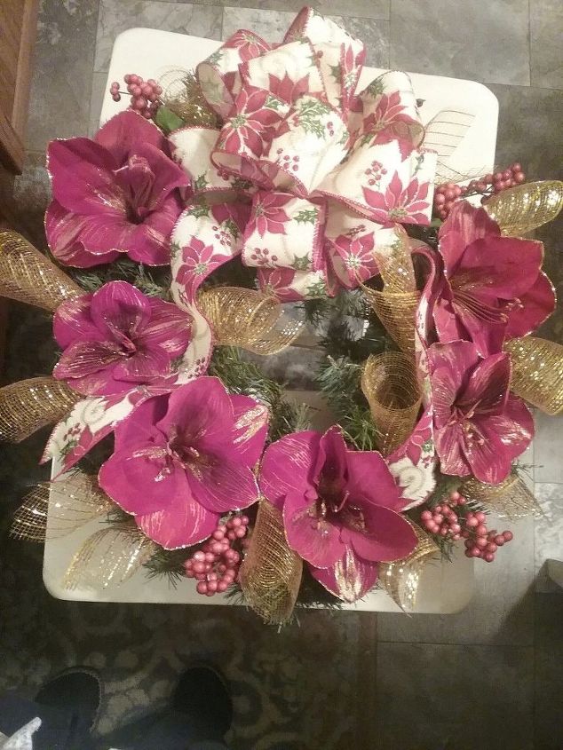 poinsettia christmas wreath and centerpiece, All done and ready to hang after Thanksgiving