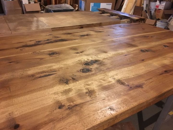 uma mesa de jantar extremamente grande, Tampo de nogueira americana primeiro plano e sub base de madeira compensada