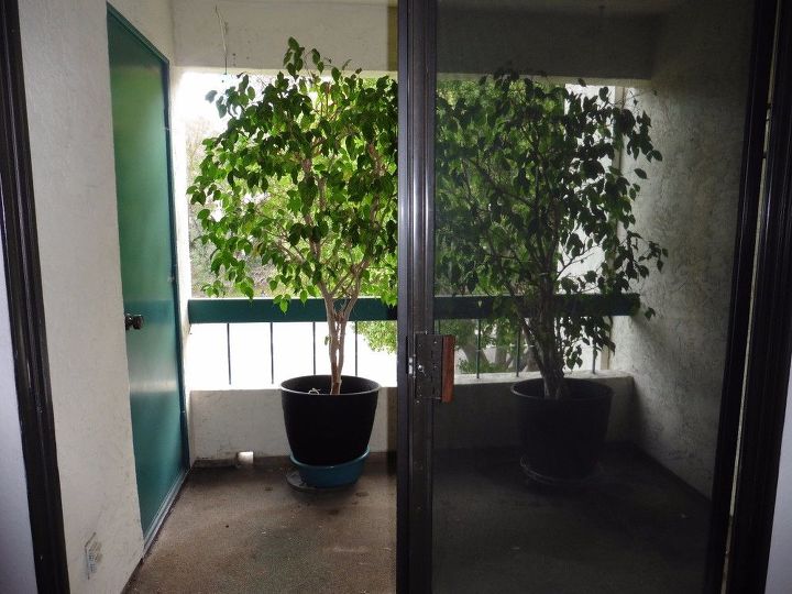 q repeat condo on 3rd floor n facing patio needs privacy