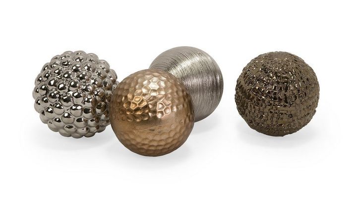 esferas metlicas e decoraes brilhantes