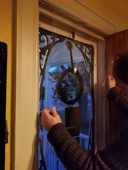 como proteger sua porta de tela de vinil ou madeira