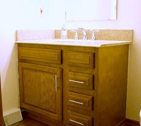Cómo volver a manchar los gabinetes de baño con tinte para madera a base de agua