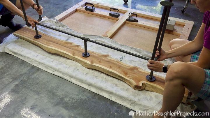 mesa de sof de madera con patas de tubo de metal