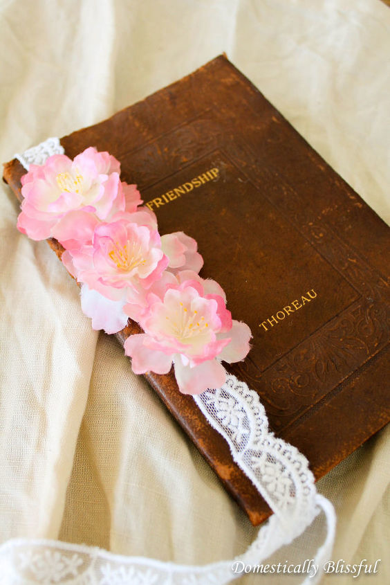 30 mesmerizing ways to decorate with artificial flowers, Create A Picturesque Bookmark