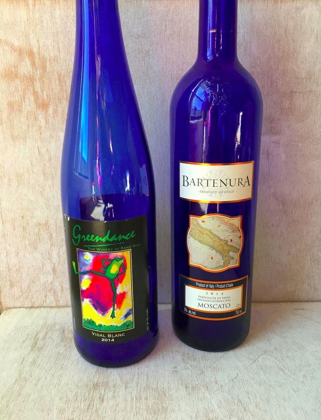 decoracin navidea de botellas de vino con forma de mueco de nieve, Quitar la etiqueta de la botella de vino