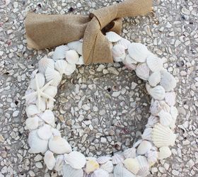 13 enjoyable burlap wreaths that ll make you smile when you see them, Knot Burlap On Seashells
