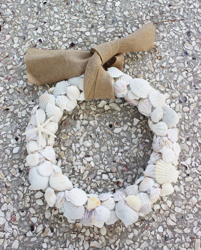 13 enjoyable burlap wreaths that ll make you smile when you see them, Knot Burlap On Seashells