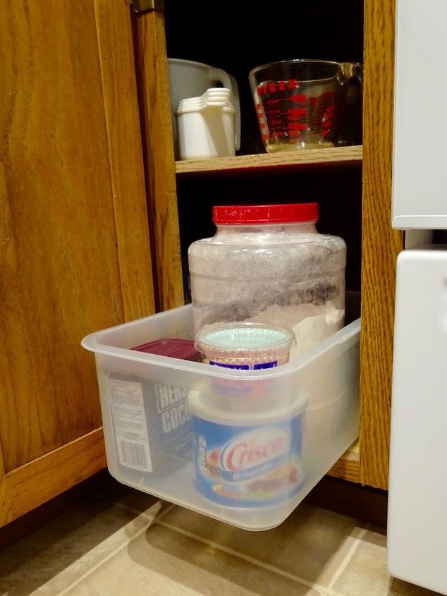 consejos ingeniosos para el almacenamiento en la cocina, Cubos para los armarios profundos