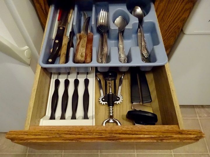 consejos ingeniosos para el almacenamiento en la cocina, Bandeja deslizante para utensilios
