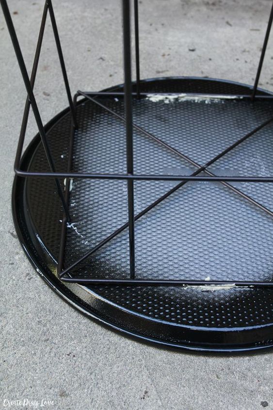 mesa de patio con cesta de alambre reutilizada