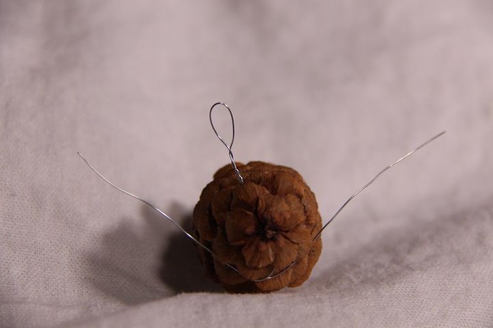 guirlanda de abacaxi simples sem cola quente, Insira as extremidades do fio nas camadas do cone