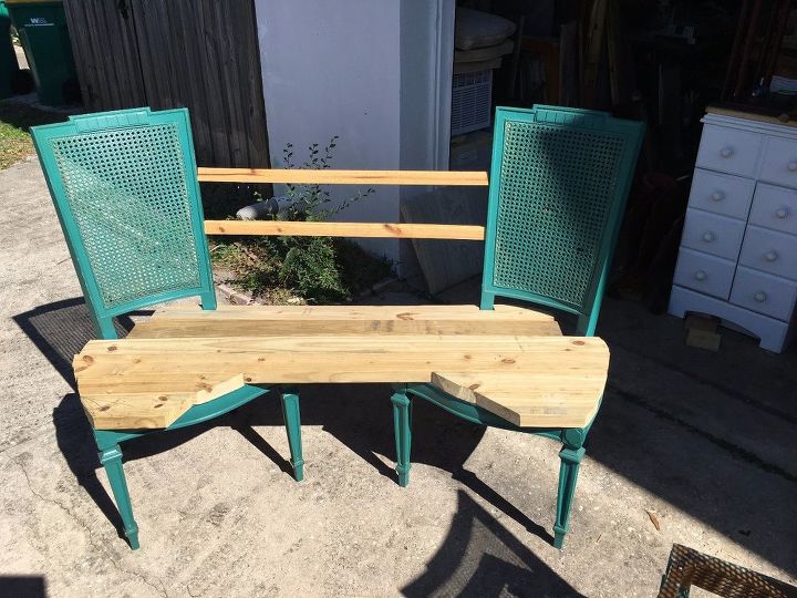 elegante banqueta de comedor curvada a partir de sillas vintage de tiendas de segunda