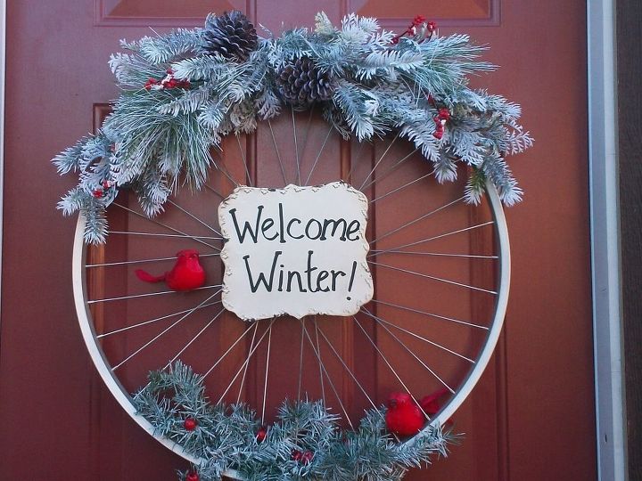 convierte tu casa en un pas de las maravillas invernales con estas impresionantes, Una acogedora corona de invierno con llantas de bicicleta