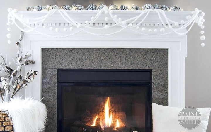 convierte tu casa en un pas de las maravillas invernales con estas impresionantes, Esta elegante guirnalda de invierno para la chimenea