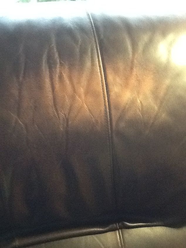q mancha de luz en sofa de cuero muy oscuro que puedo hacer